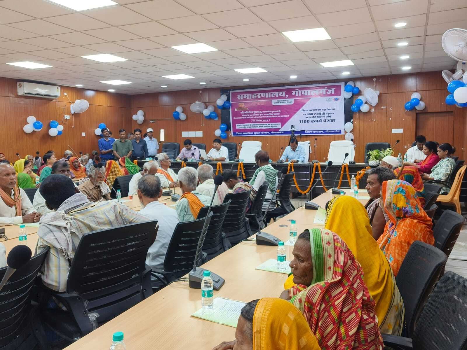 बुजुर्गों के खाते में पेंशन राशि ट्रांसफर होने के साथ ही खिल उठे उनके चेहरे