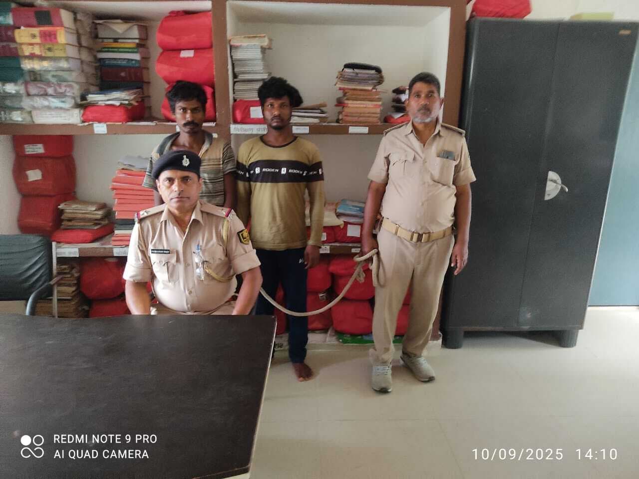 तार की चोरी करते दो चोरों को किसान ने पकड़ा