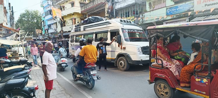 पितृपक्ष में श्रद्धालुओं से पर्सनल वाहनों पर भी ठेकेदारी वसूली