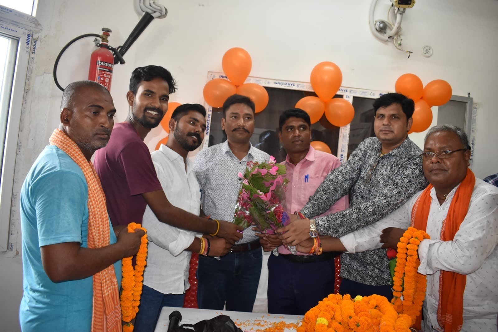 ग्रामीणों ने दी फूलों की वर्षा के साथ थानाध्यक्षों को विदाई