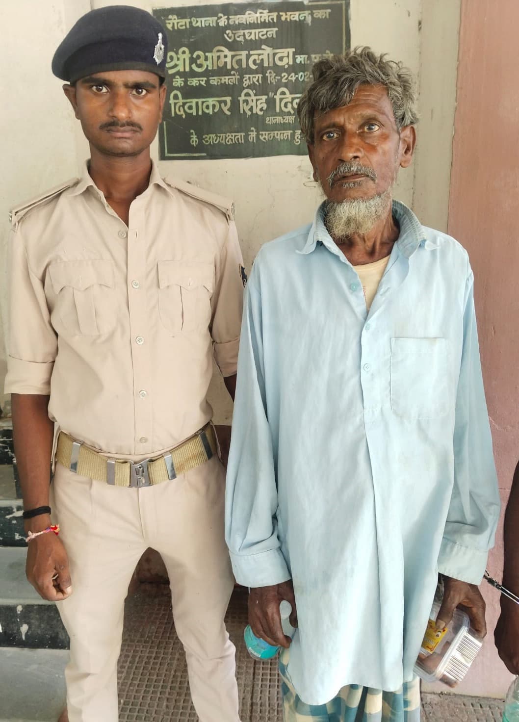 पुलिस छापेमारी में दो वारंटी गिरफ्तार