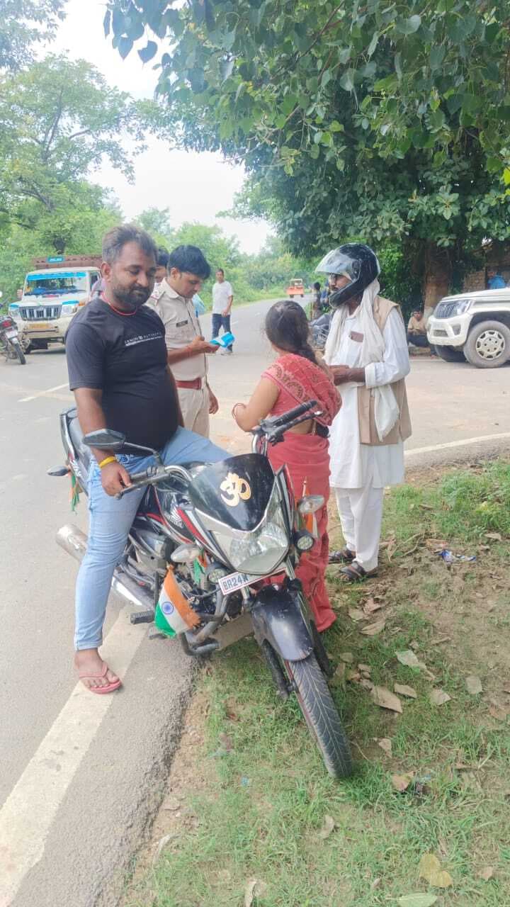 बिना हेलमेट व सीट बेल्ट वालों से वसूला गया जुर्माना