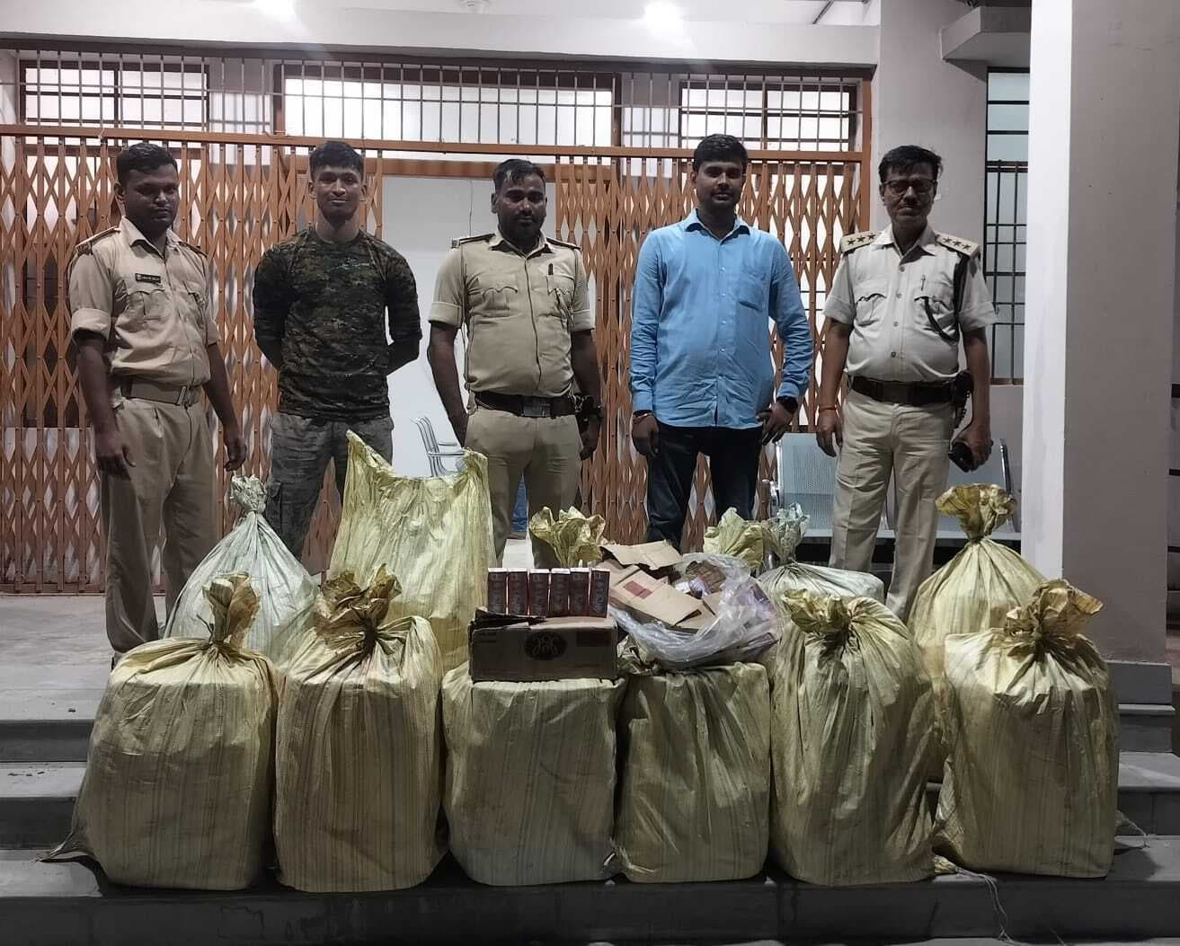 गंडक नदी से नाव पर 450 लीटर देसी शराब बरामद, तस्कर फरार