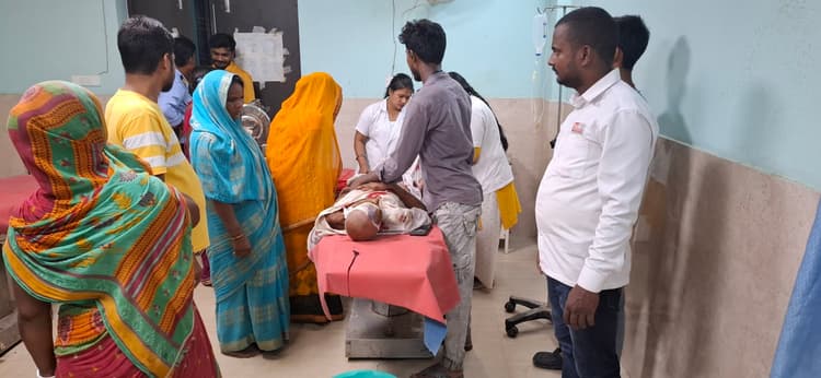 सड़क हादसे में एक बुजुर्ग सहित तीन जख्मी