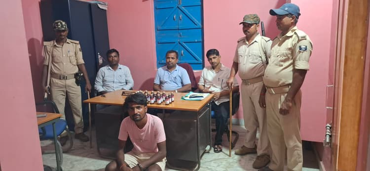 कोडीन युक्त कफ सिरप के तस्कर गिरफ्तार