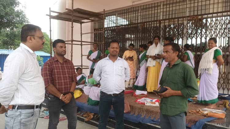ठेकेदार के मुंशी ने अस्पताल के नये भवन में लगाया ताला