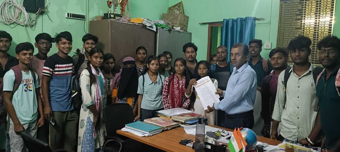 अभाविप ने सेमेस्टर-1 में नामांकन को लेकर प्राचार्य को सौंपा ज्ञापन