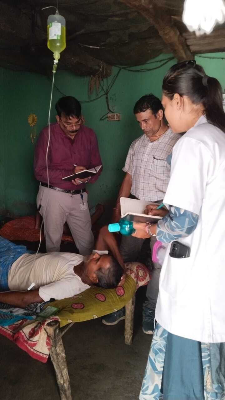 Jamshedpur news. घाटशिला पहुंची मेडिकल टीम, लोगों की जांच के लिए लिया नमूना