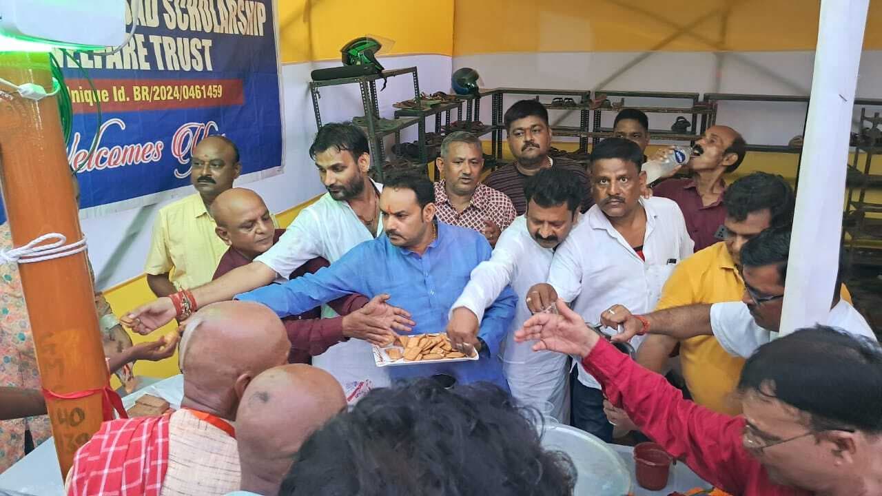 निःशुल्क चाय-बिस्कुट व शरबत के शिविर का उद्घाटन