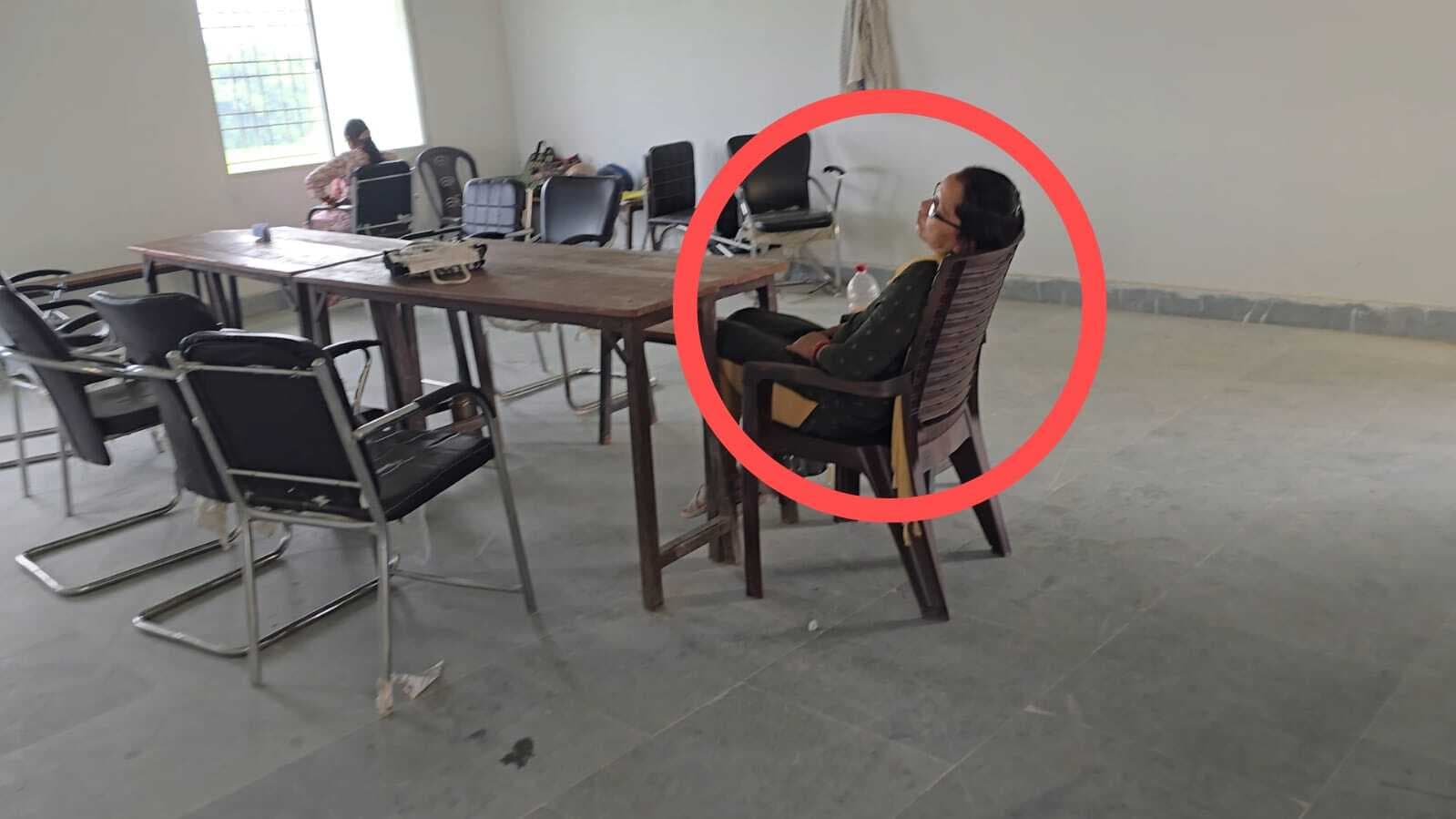 क्लास रूम में गहरी नींद में शिक्षिका का वीडियो वायरल