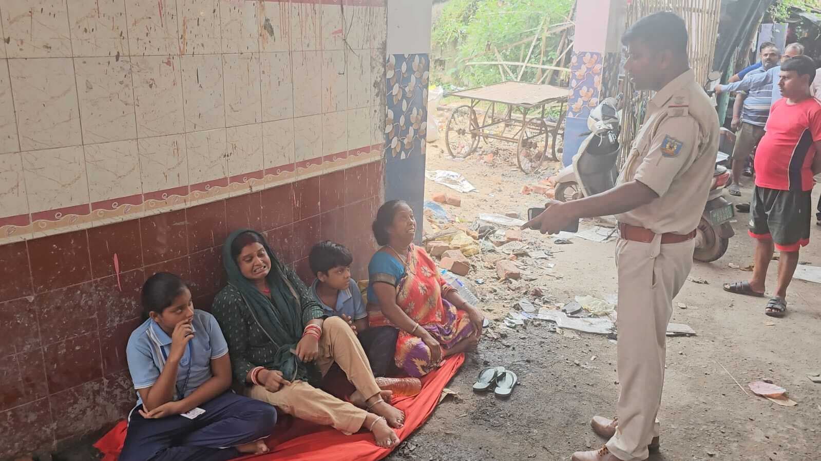 Dhanbad News : मंदिर कमेटी ने दुकान लगाने से मना किया, तो महिला ने बहू व पोती के साथ किया आत्मदाह का प्रयास