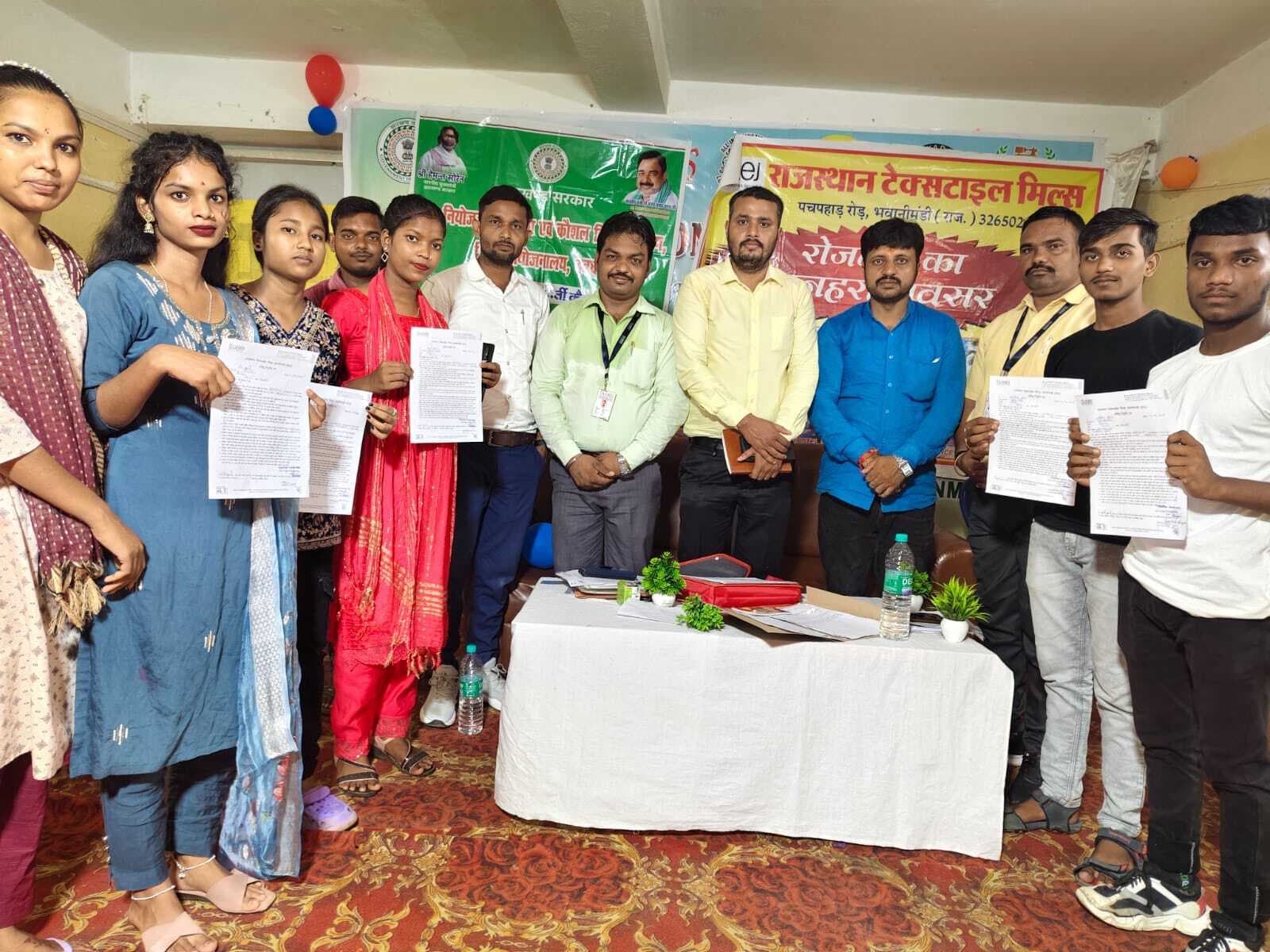 Deoghar news : जिला नियोजनालय में कंपनियों ने लगाया कैंप, पांच युवाओं को ऑन-द-स्पॉट मिली नौकरी