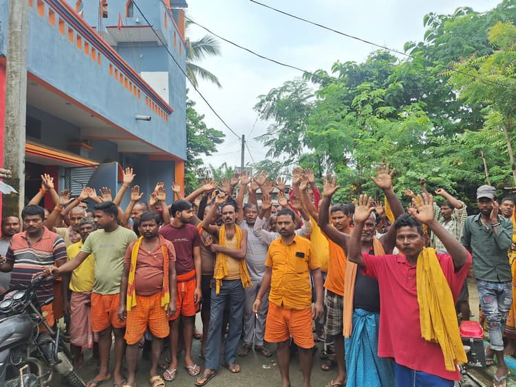 डीलर की मनमानी के खिलाफ लाभुकों का प्रदर्शन