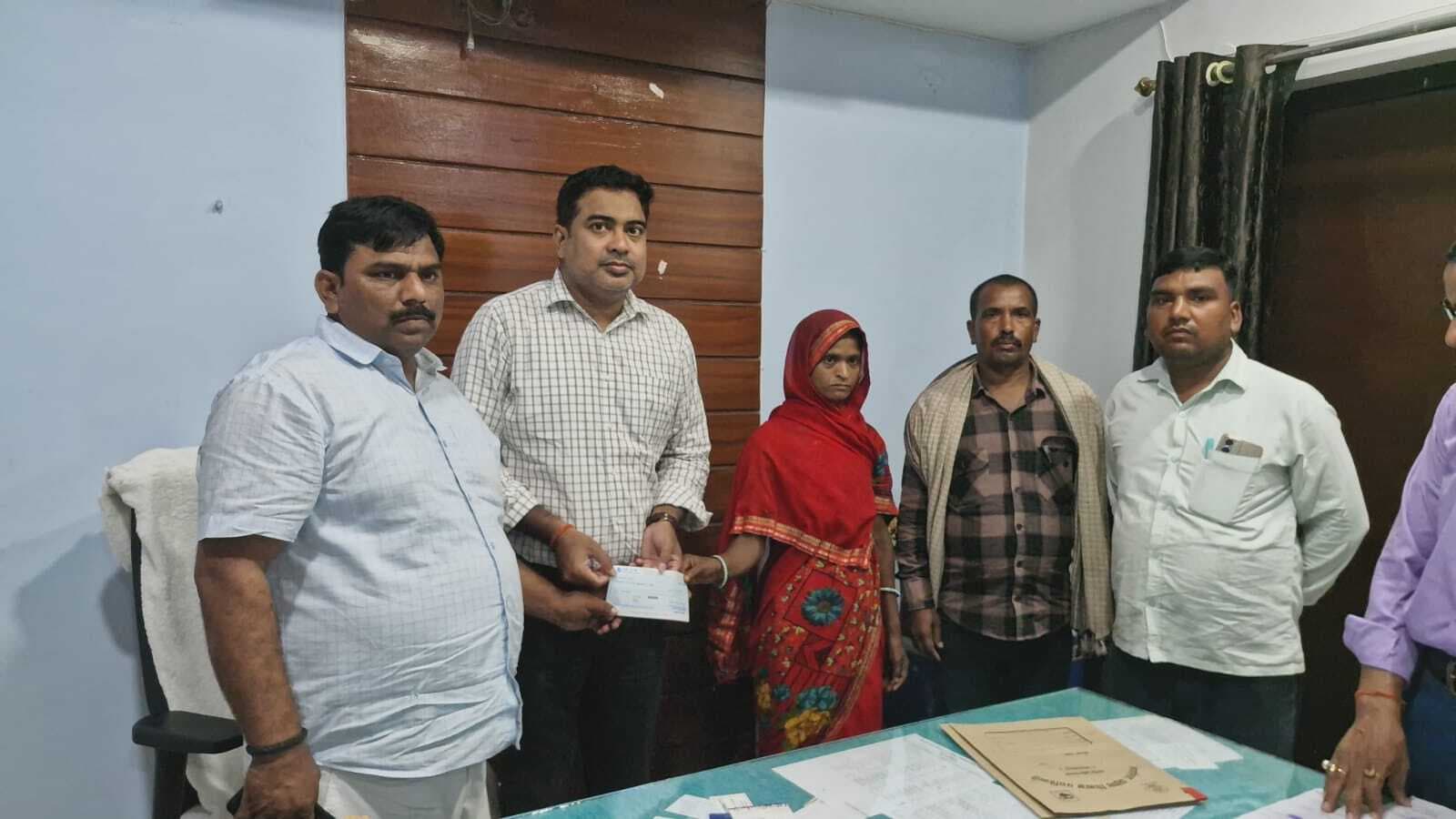 Samastipur News:बीडीओ ने पारिवारिक लाभ योजना का सौंपा चेक