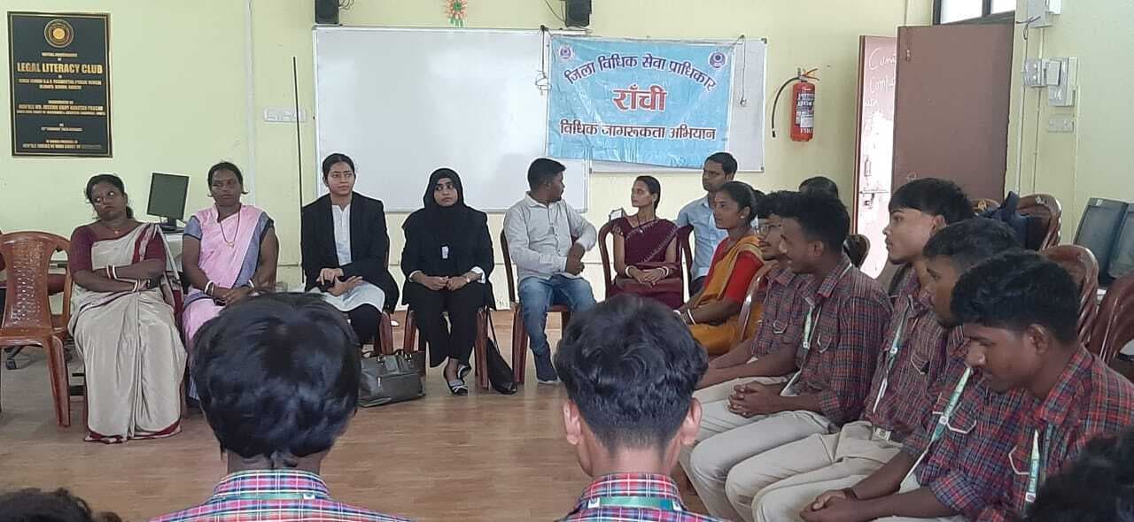 विधिक जागरूकता कार्यक्रम में दी गयी योजनाओं की जानकारी