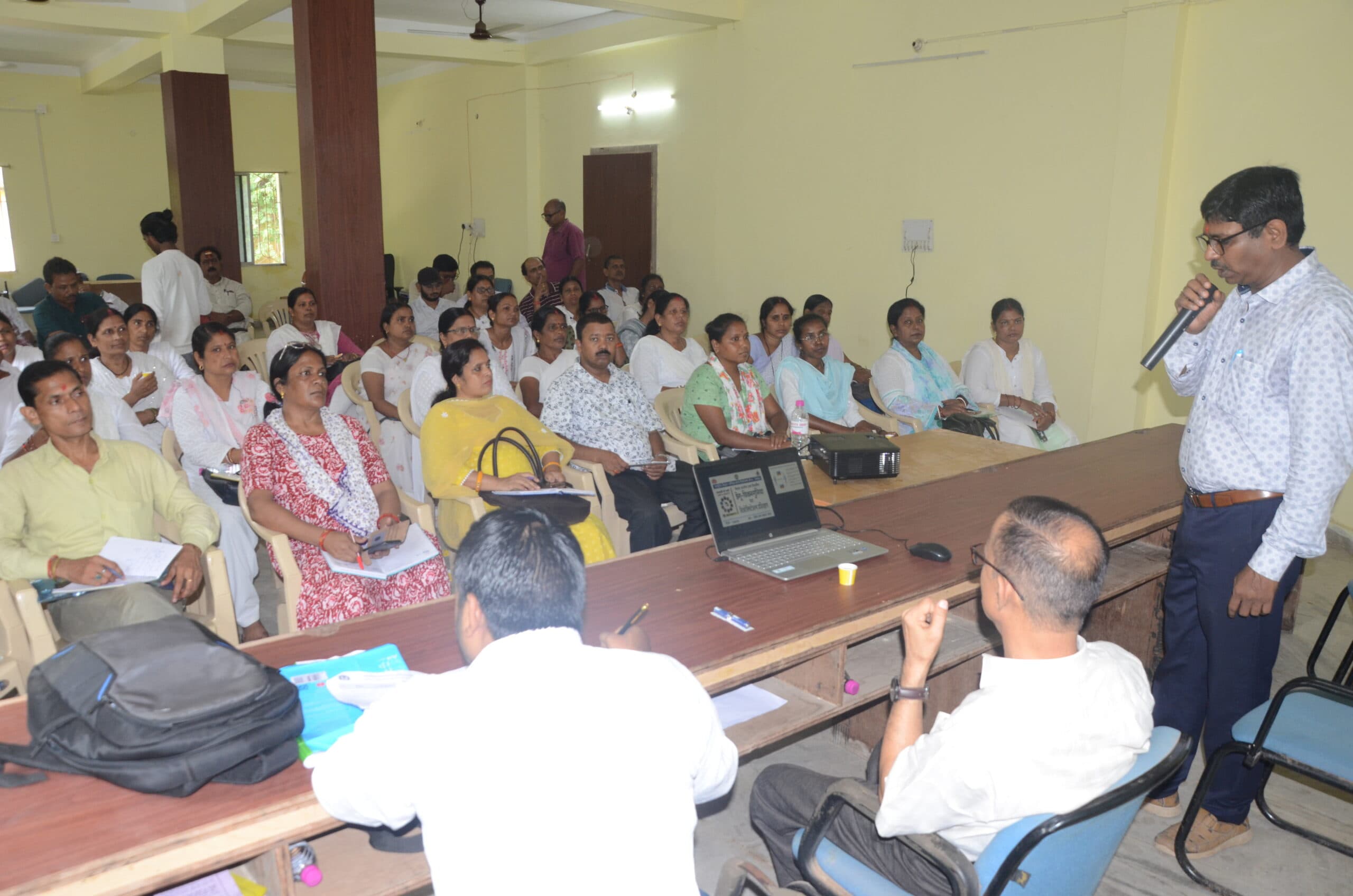 Deoghar news : वैक्टर जनित रोगों की रोकथाम के लिए स्वास्थ्य कर्मियों को दिया प्रशिक्षण