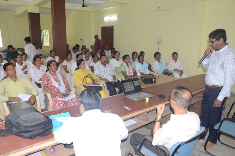 Deoghar news : वैक्टर जनित रोगों की रोकथाम के लिए स्वास्थ्य कर्मियों को दिया प्रशिक्षण