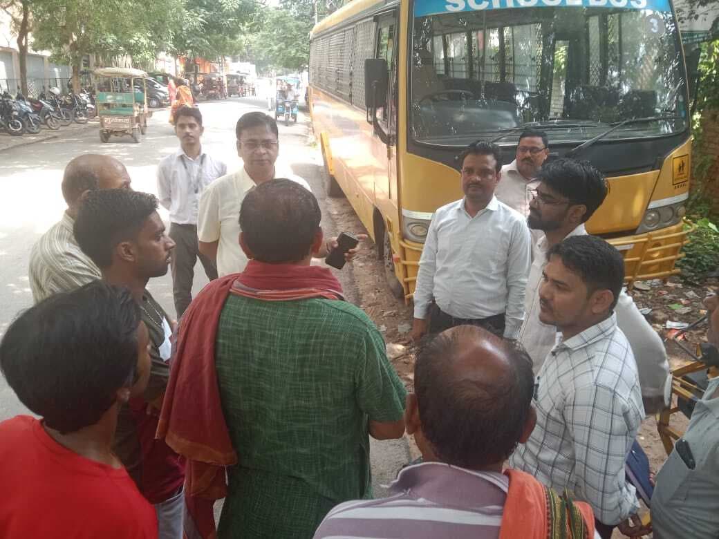 Deoghar news : स्कूलों के वाहन और निजी बसों की हुई जांच, परिवहन विभाग की टाम ने 74 हजार लगाया जुर्माना