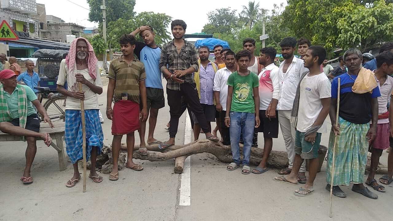 बाढ़ पीड़ितों ने मुआवजे की मांग को लेकर एनएच 80 को चार घंटे तक रखा जाम