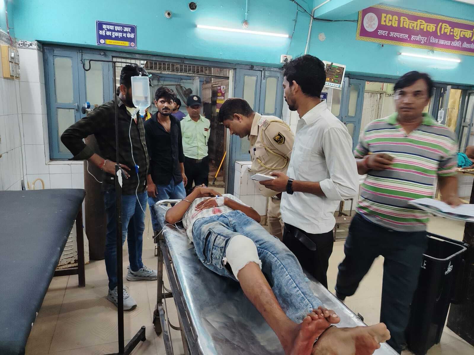 hajipur news. दोस्त के साथ मोबाइल पर गेम खेल रहे युवक को मारी गोली