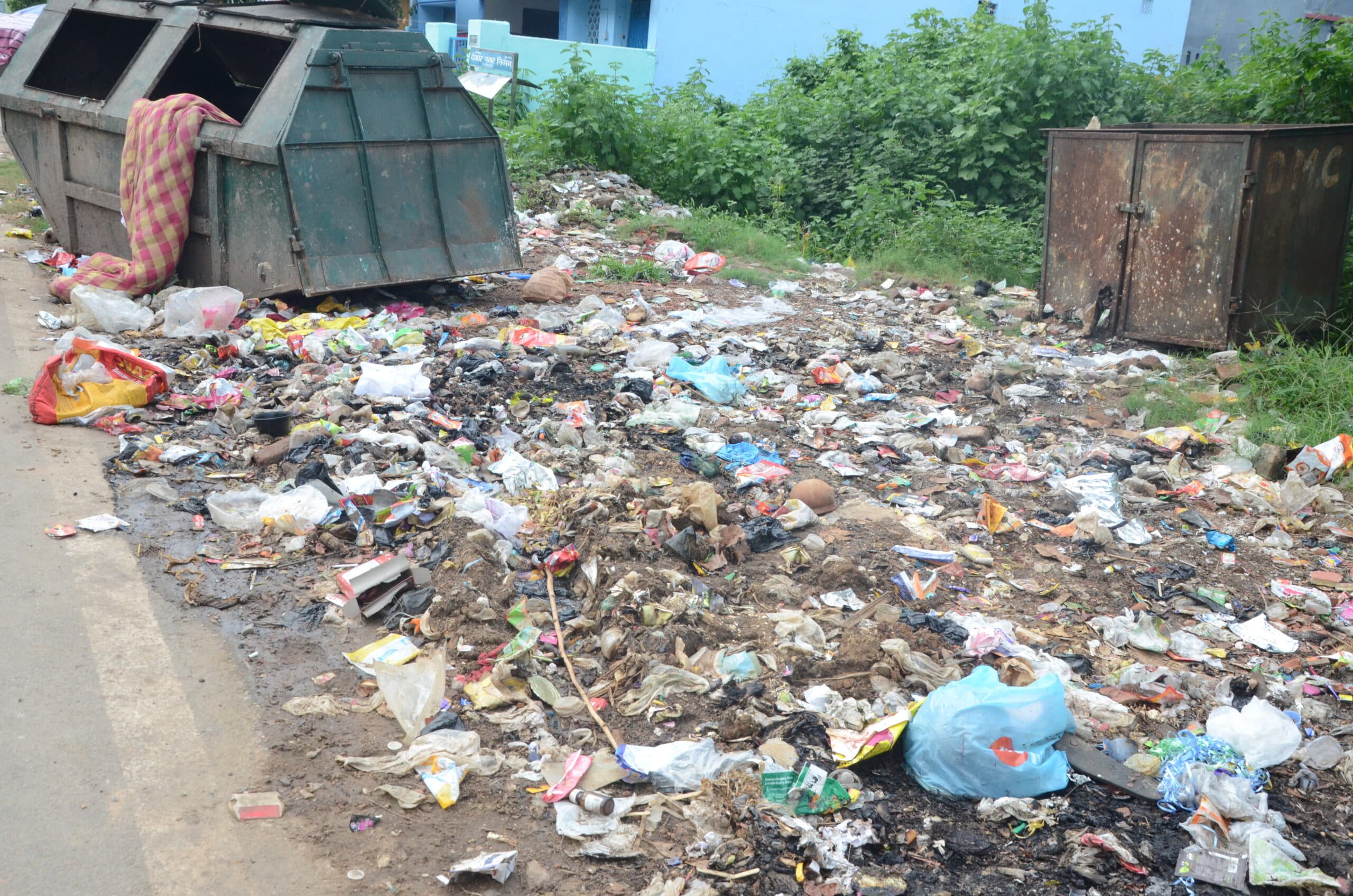 Deoghar news : सफाई एजेंसी एमएसडब्लूएम ने बंद कर रखा है काम, शहर में कचरे का ढेर, बदबू से लोग परेशान