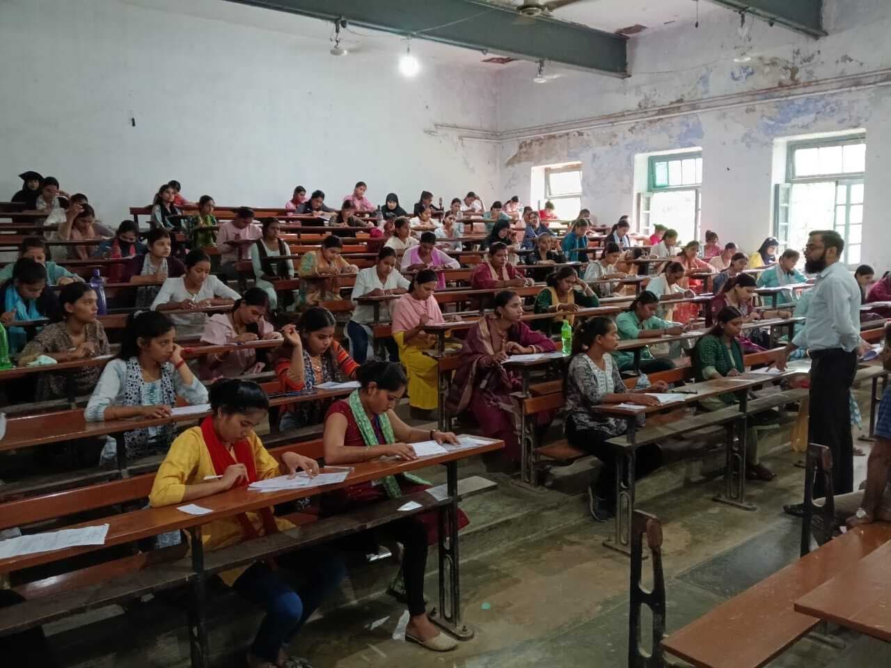 स्नातक सेमेस्टर-4 की परीक्षा के दूसरे दिन 186 विद्यार्थी रहे अनुपस्थित