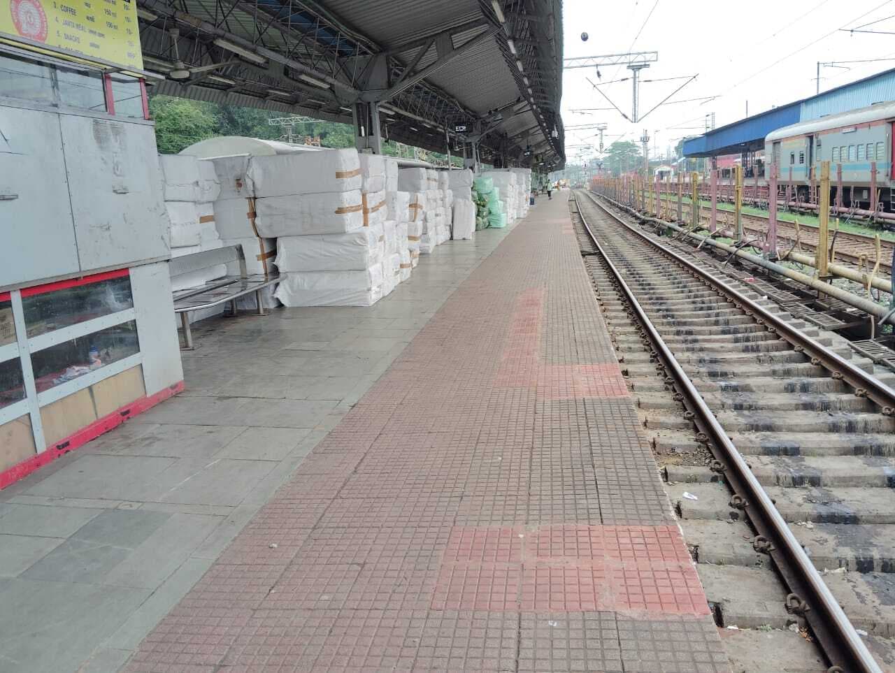 Dhanbad News: धनबाद स्टेशन : प्लेटफॉर्म संख्या एक बना पार्सल गोदाम, यात्री हो रहे परेशान