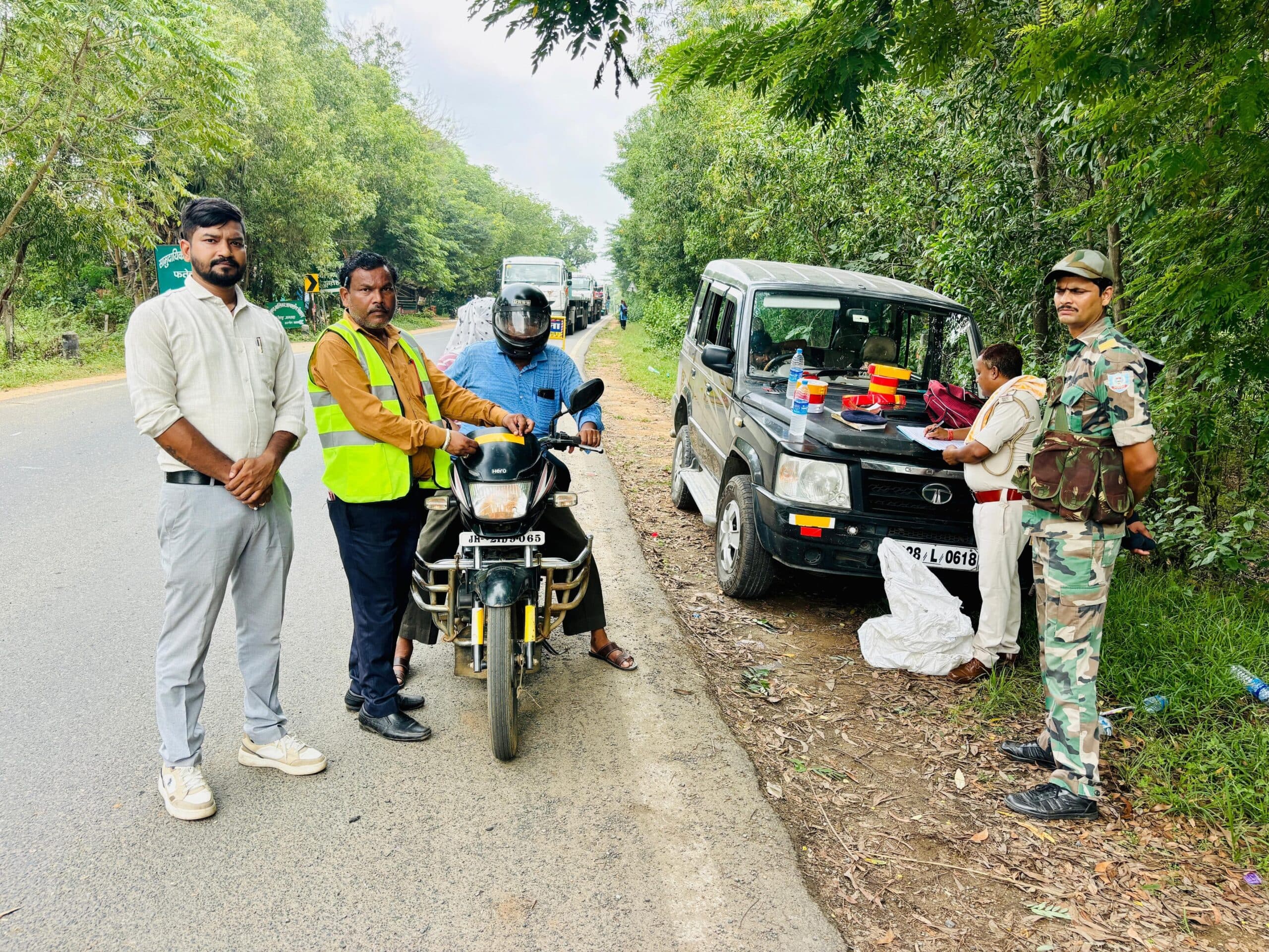 सड़क सुरक्षा को लेकर वाहनों पर लगाए जा रहे हैं रेडियम रिफ्लेक्टर
