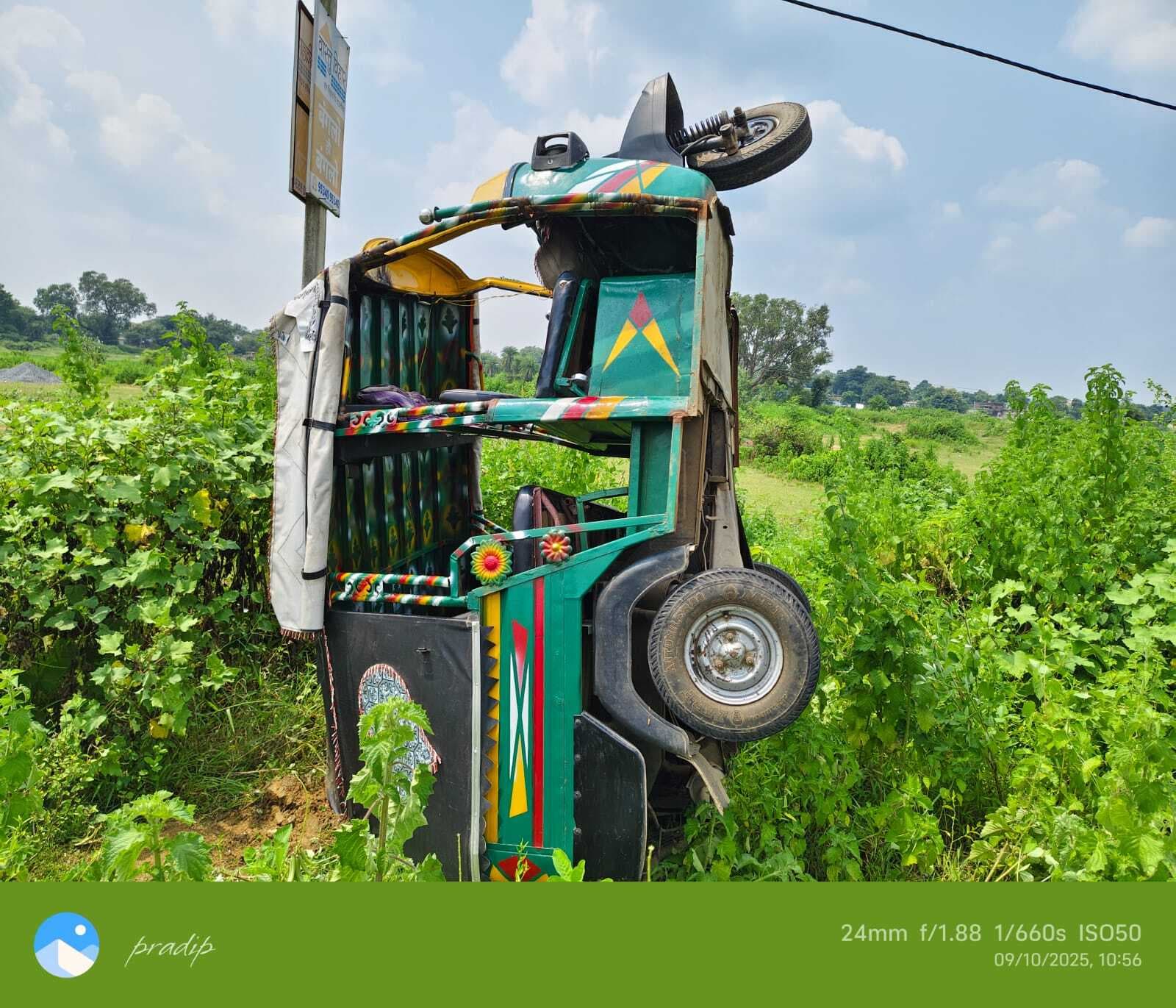 अनियंत्रित होकर ऑटो पलटा, पांच घायल