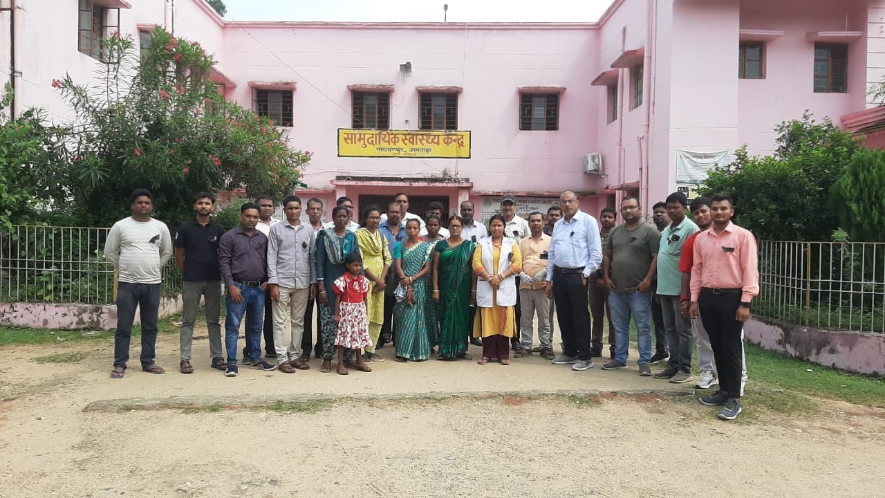 चिकित्सक से मारपीट के विरोध में काला बिल्ला लगाकर किया काम