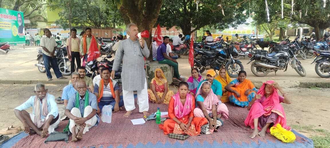 झारखंड राज्य किसान सभा ने 24 सूत्री मांगों को लेकर दिया धरना