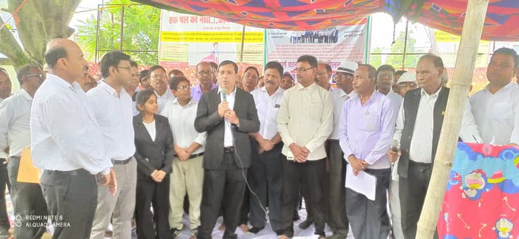 एडीजे प्रथम के आश्वासन के बाद अधिवक्ताओं का धरना समाप्त