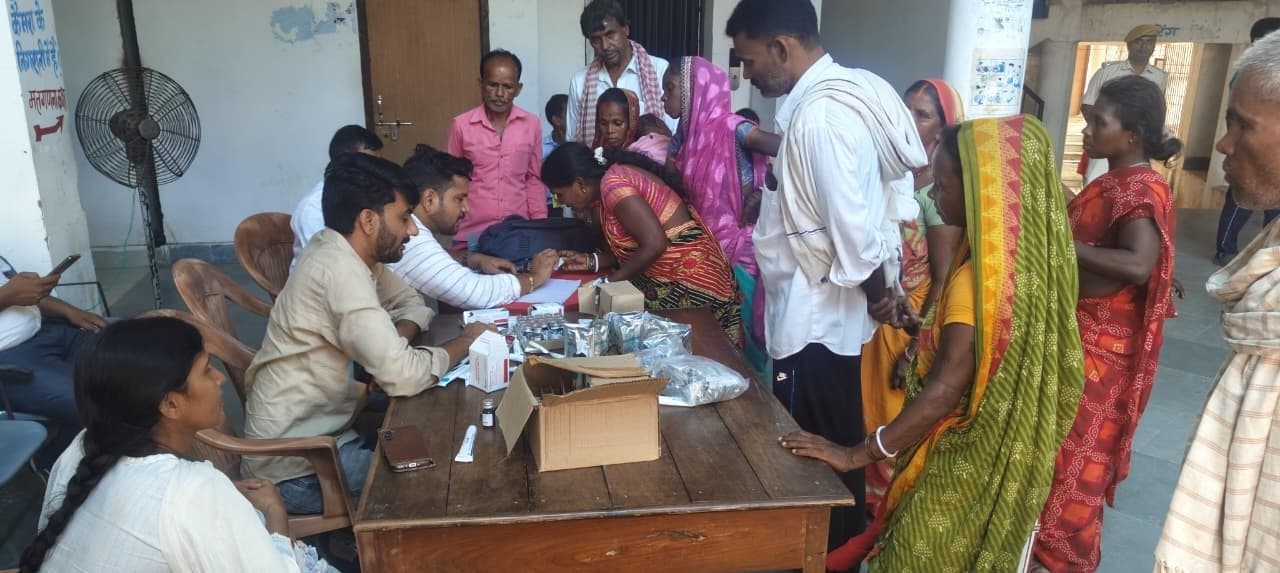 स्वास्थ्य शिविर में लोगाें ने करायी स्वास्थ्य जांच