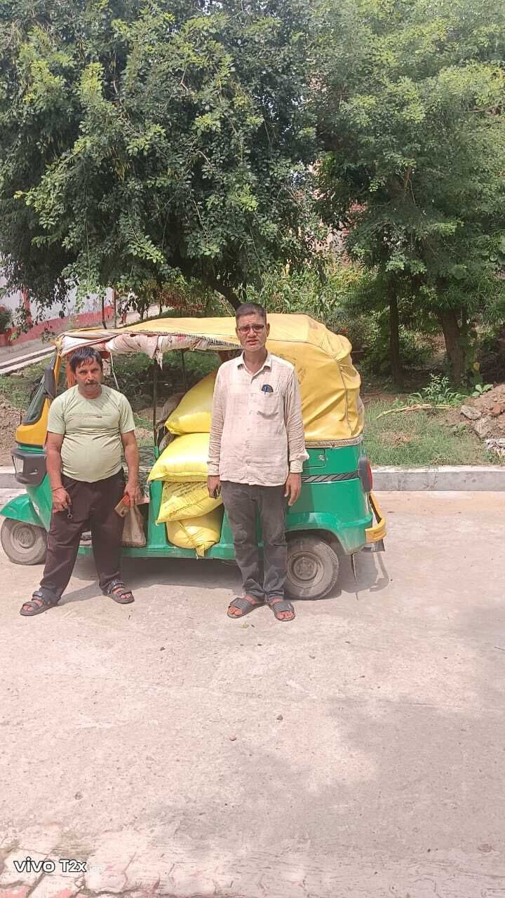 242 का यूरिया 400 रुपये में खरीदने को विवश हैं किसान