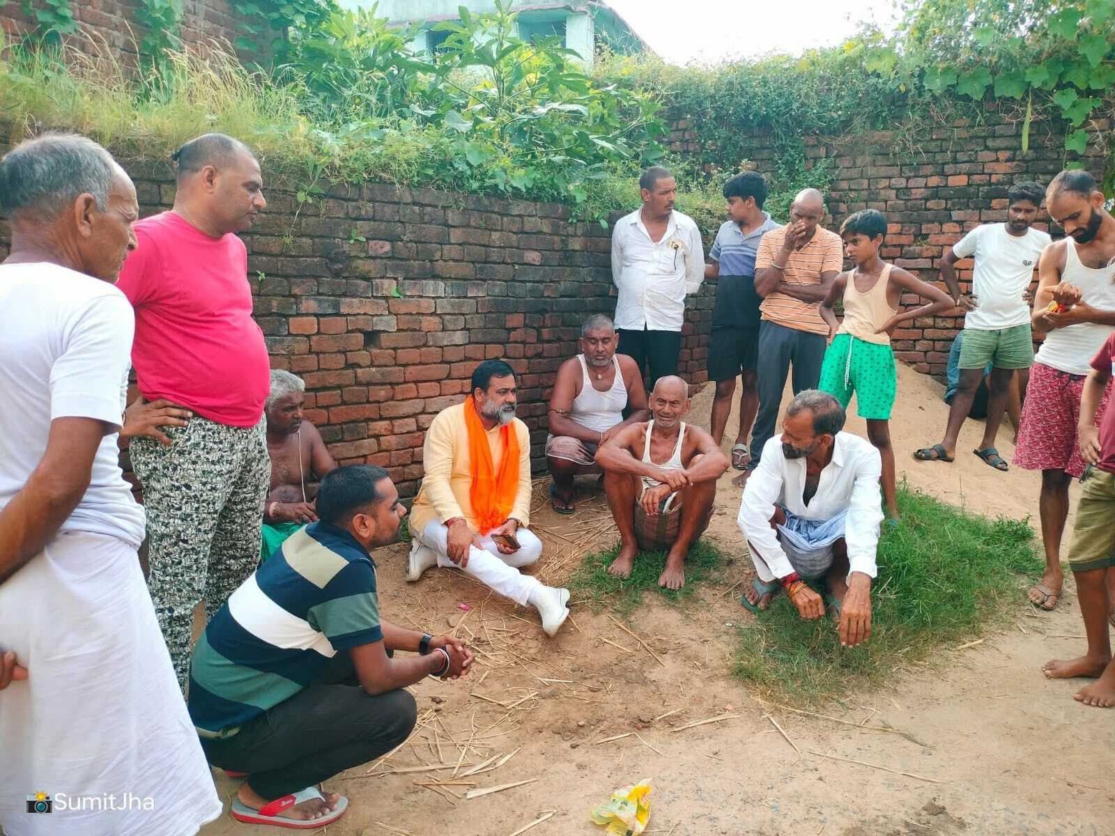 शहीद नीरज के परिजनों से मिले भाजपा नेता