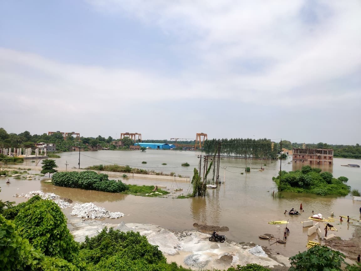 hajipur news. खतरे के निशान से 90 सेमी ऊपर बह रही गंगा, तेरसिया व राघोपुर के निचले इलाकों में पानी घुसने की आशंका