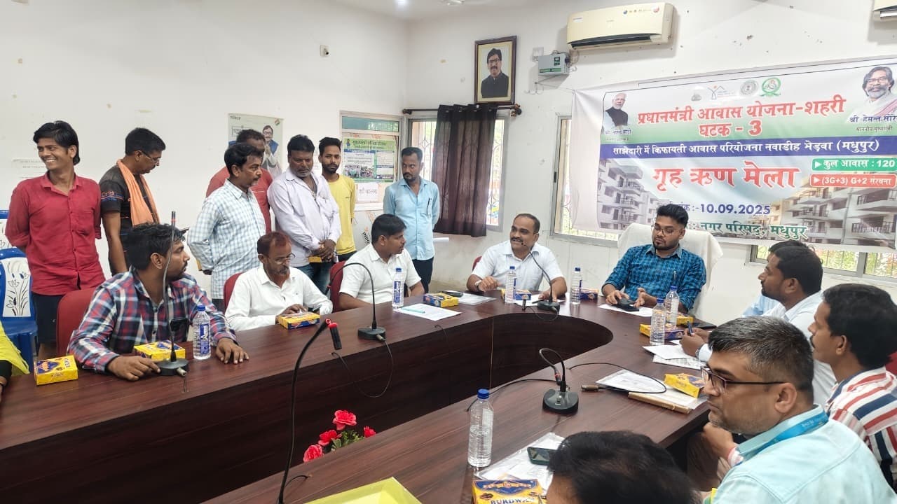 ऋण मेले में लाभुकों को लोन संबंधी दी गयी जानकारी