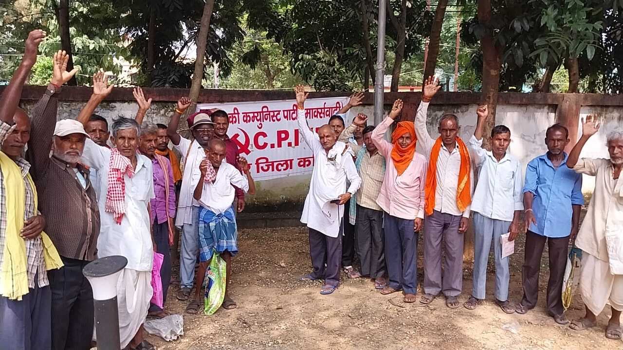 मजदूरों के बकाया भुगतान को लेकर सीपीएम ने किया प्रदर्शन