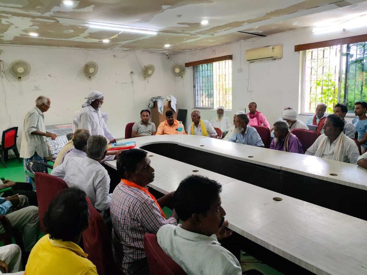 ग्राम प्रधान मूल रैयतों ने की राशि भुगतान की मांग