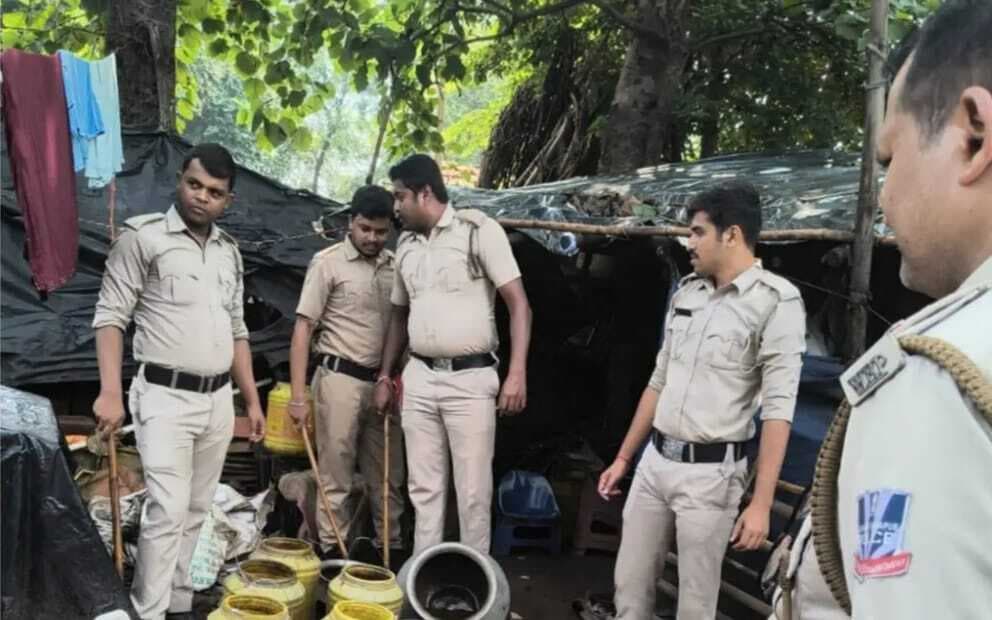 पुलिस ने 50 लीटर देसी महुआ शराब किया जब्त