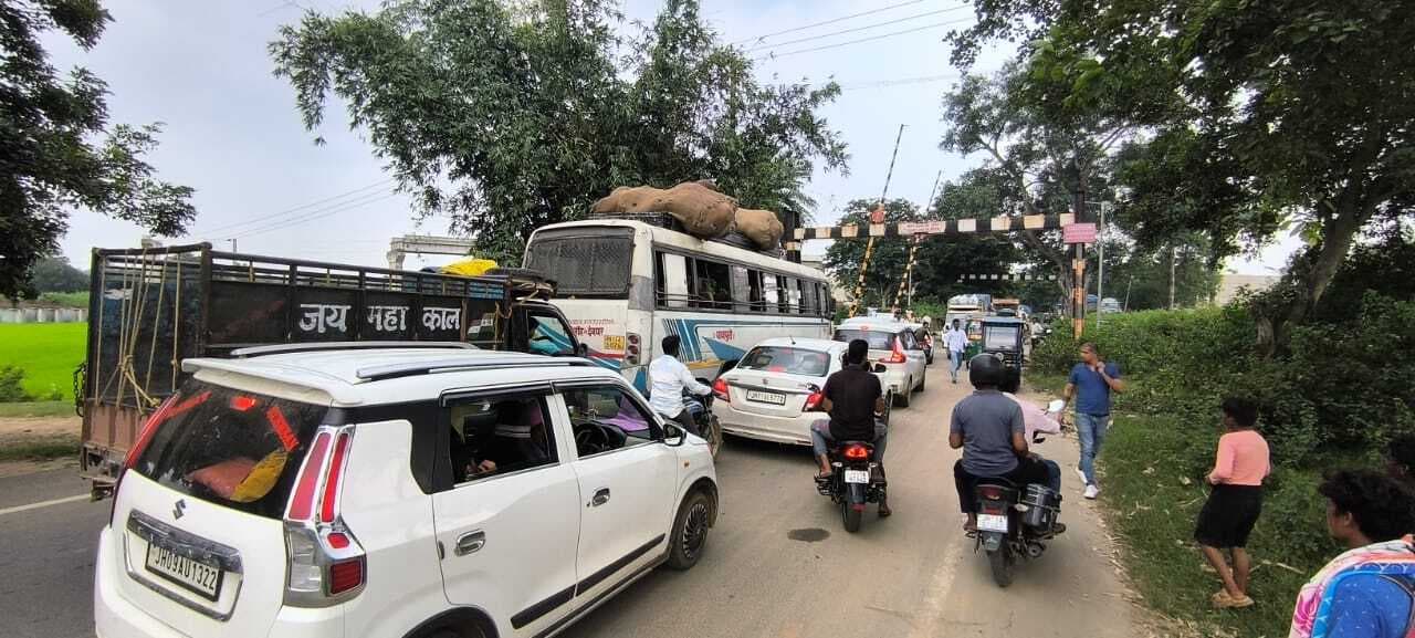 गोड्डा-नयी दिल्ली एक्सप्रेस के इंजन में खराबी आने से रेलवे फाटक पर रुकी ट्रेन, एनएच हुआ जाम