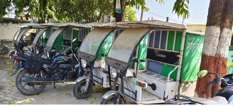 नगर पंचायत में सड़ रहे लाखों की लागत से खरीदे गये ठेले व इ-रिक्शा
