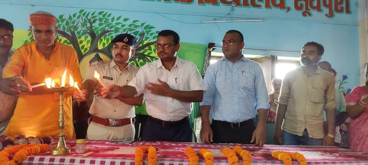 साहित्यकार राजा राधिका रमण प्रसाद सिंह की जयंती पर मैट्रिक- इंटर के टॉपर बच्चों को किया सम्मानित