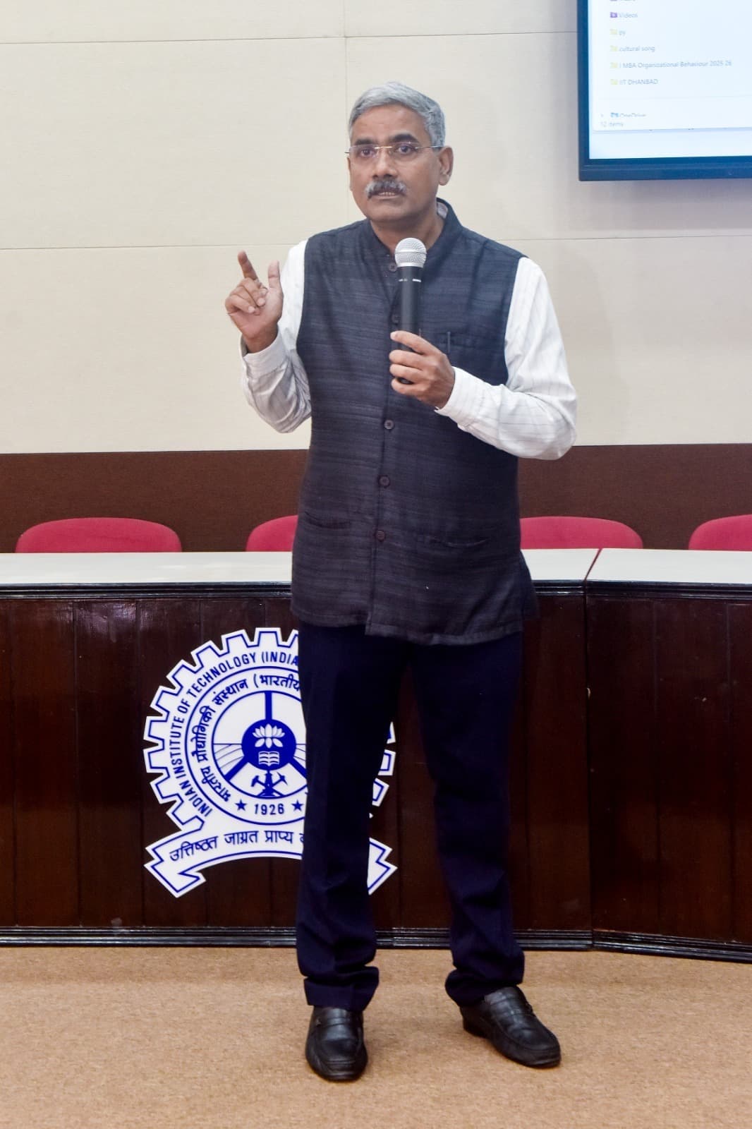 Dhanbad News : कंफर्ट जोन से बाहर निकलें, चुनौतियों को अपनायें : देवाशीष