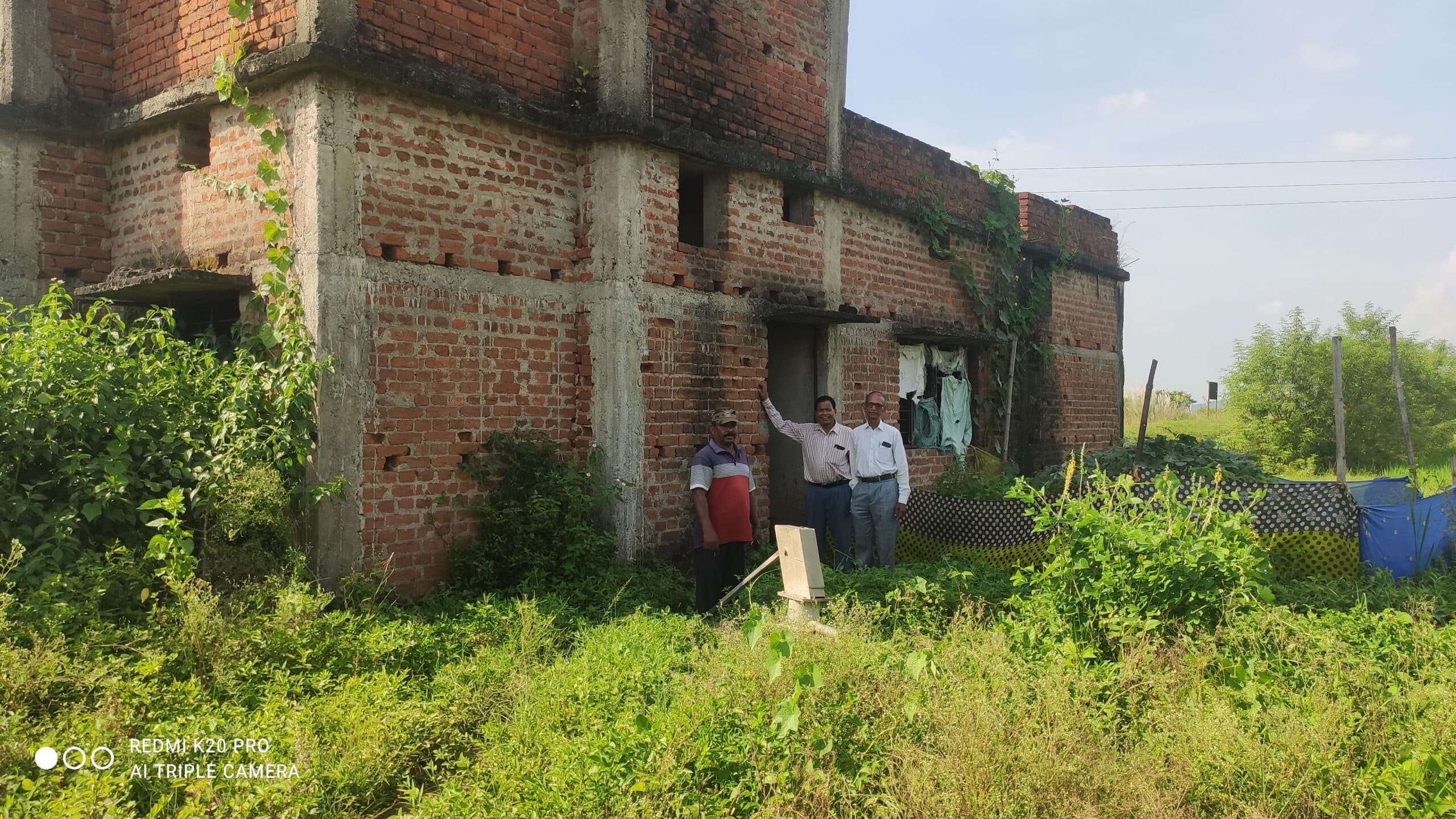 Chaibasa News : पिलका में उप स्वास्थ्य केंद्र भवन 10 साल से अधूरा, बैल बांध रहे लोग