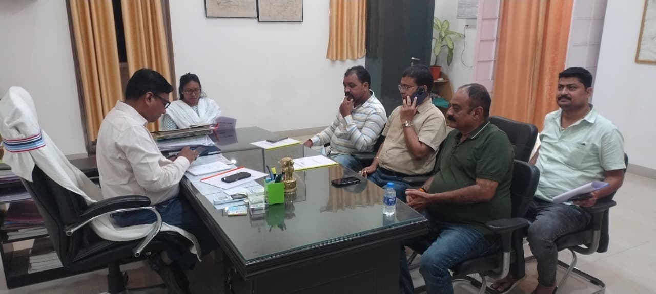 Chaibasa News : पूजा से पहले शहर की सड़क, लाइट व सफाई की समस्याएं दुरुस्त होंगी