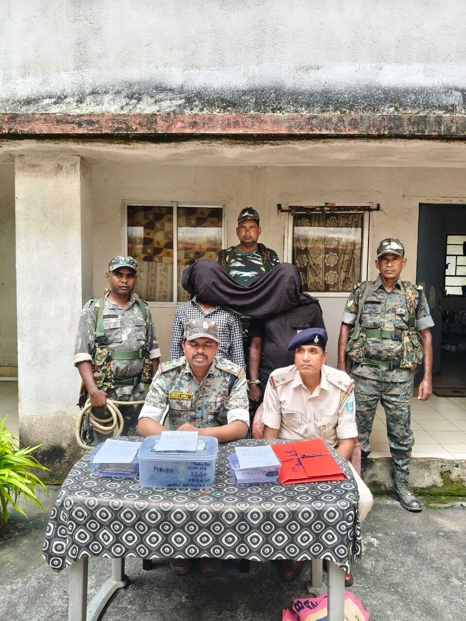 Chaibasa News : डोडा खरीदने जा रहे दो आरोपी गिरफ्तार 1.5 लाख रुपये नकद व हथियार बरामद