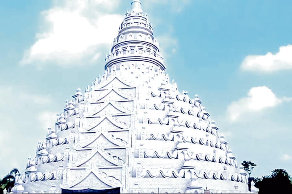 कल्याणी में बौद्ध मंदिर के तर्ज पर बन रहा 180 फुट ऊंचा पंडाल