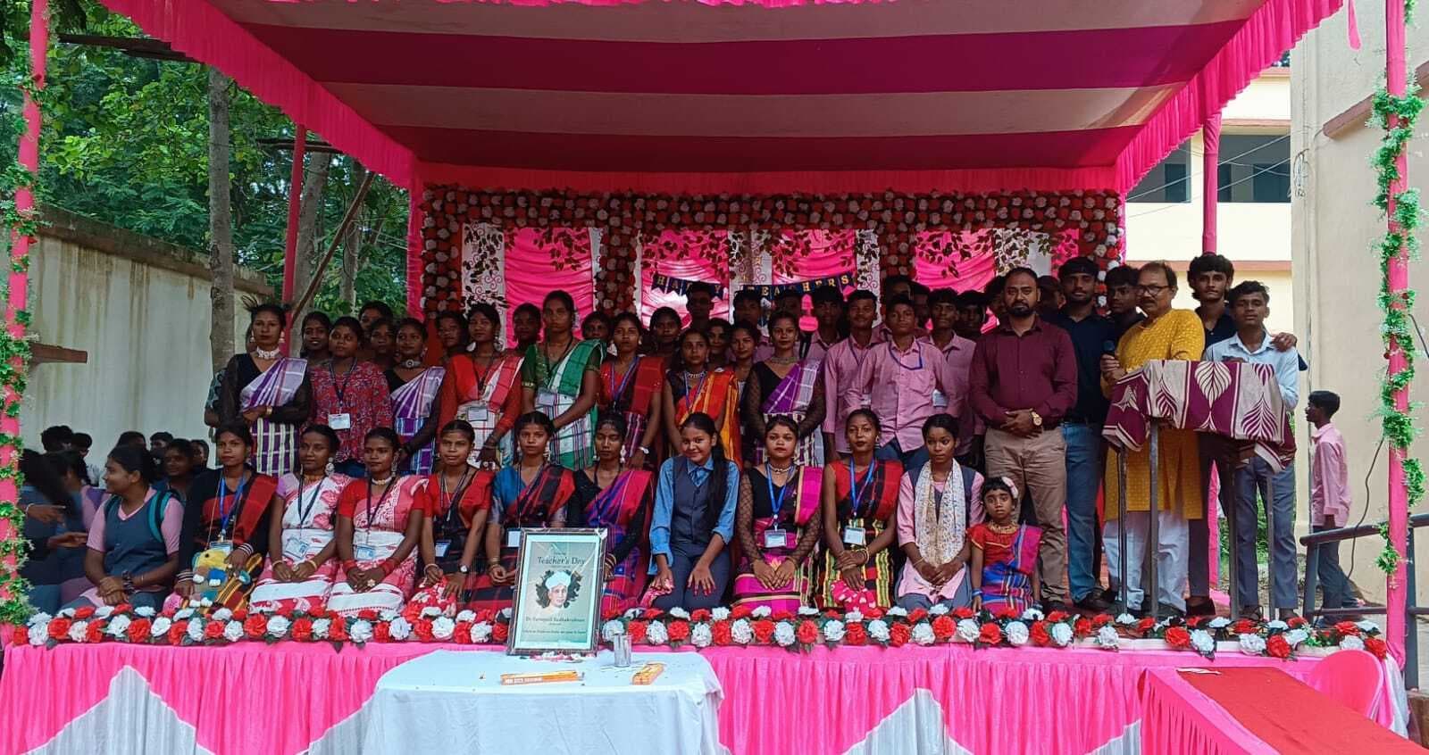 Seraikela Kharsawan News : शिक्षक दिवस पर सम्मान और संस्कार का संगम