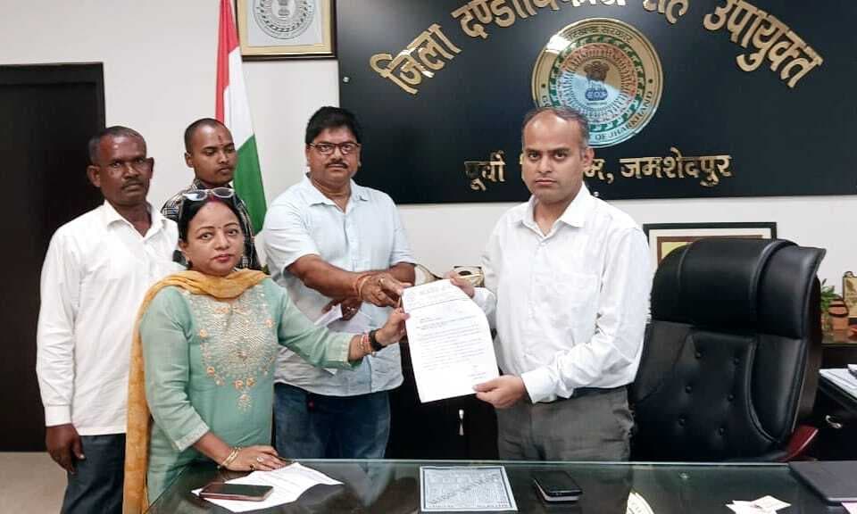 East Singhbhum News : सर!पूजा से पूर्व सड़कें दुरुस्त करवा दें